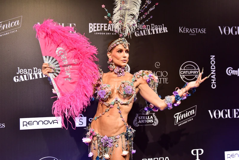 Comfort leva Bridgerton ao Baile da Vogue com performance