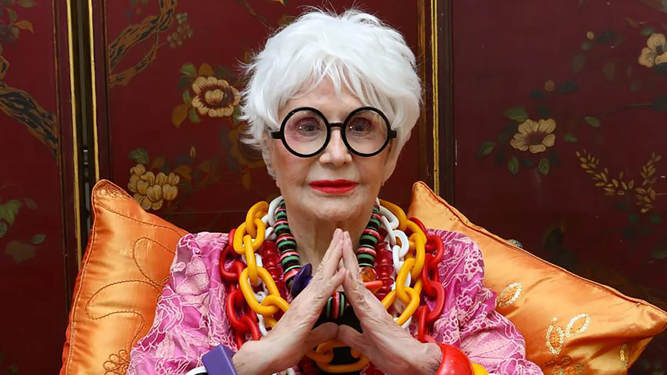 Rosamaria Murtinho vive Iris Apfel em “Uma Vida em Cores”