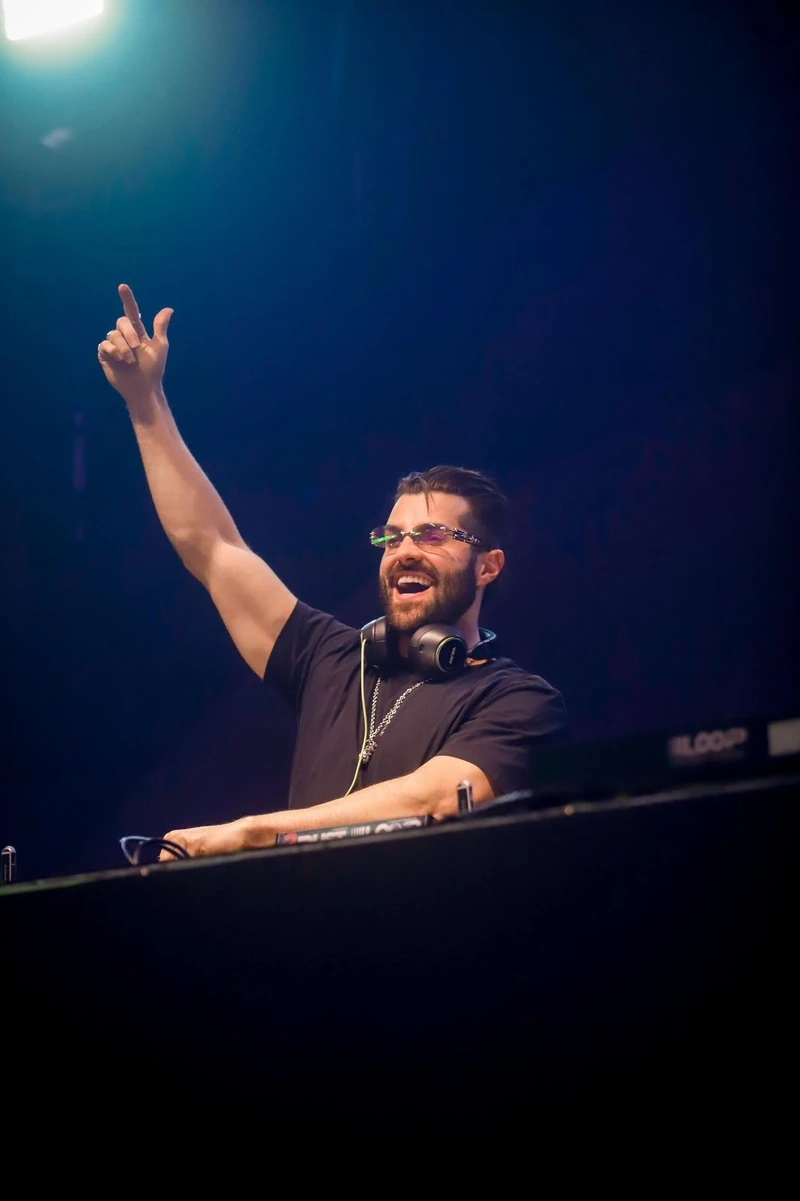 Claudia Leitte e Alok incendeiam quarta noite do Camarote Club