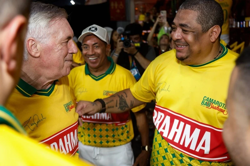 Ancelotti encontra ídolos da Seleção no Carnaval paulista 4 Ancelotti encontra ídolos da Seleção no Carnaval paulista
