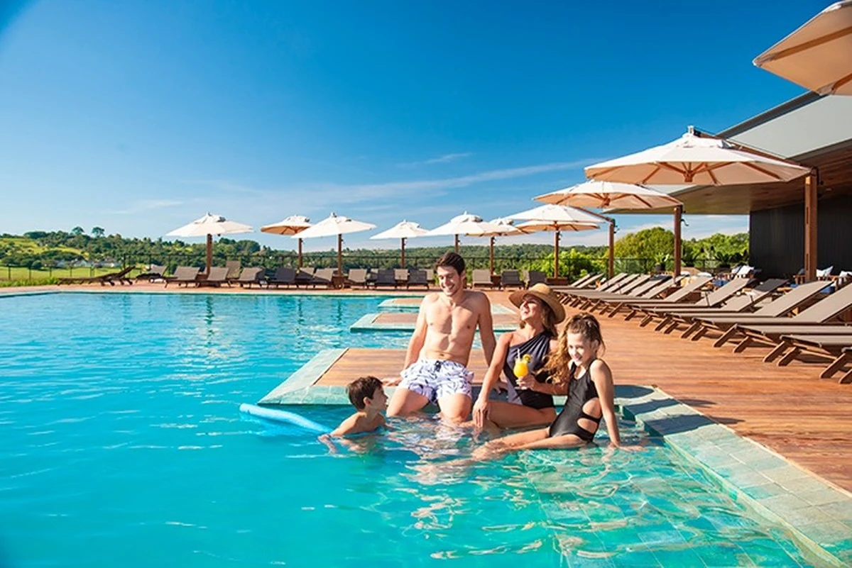 Clara Ibiúna reúne wakeboard, tirolesa e spa a 70 km de SP