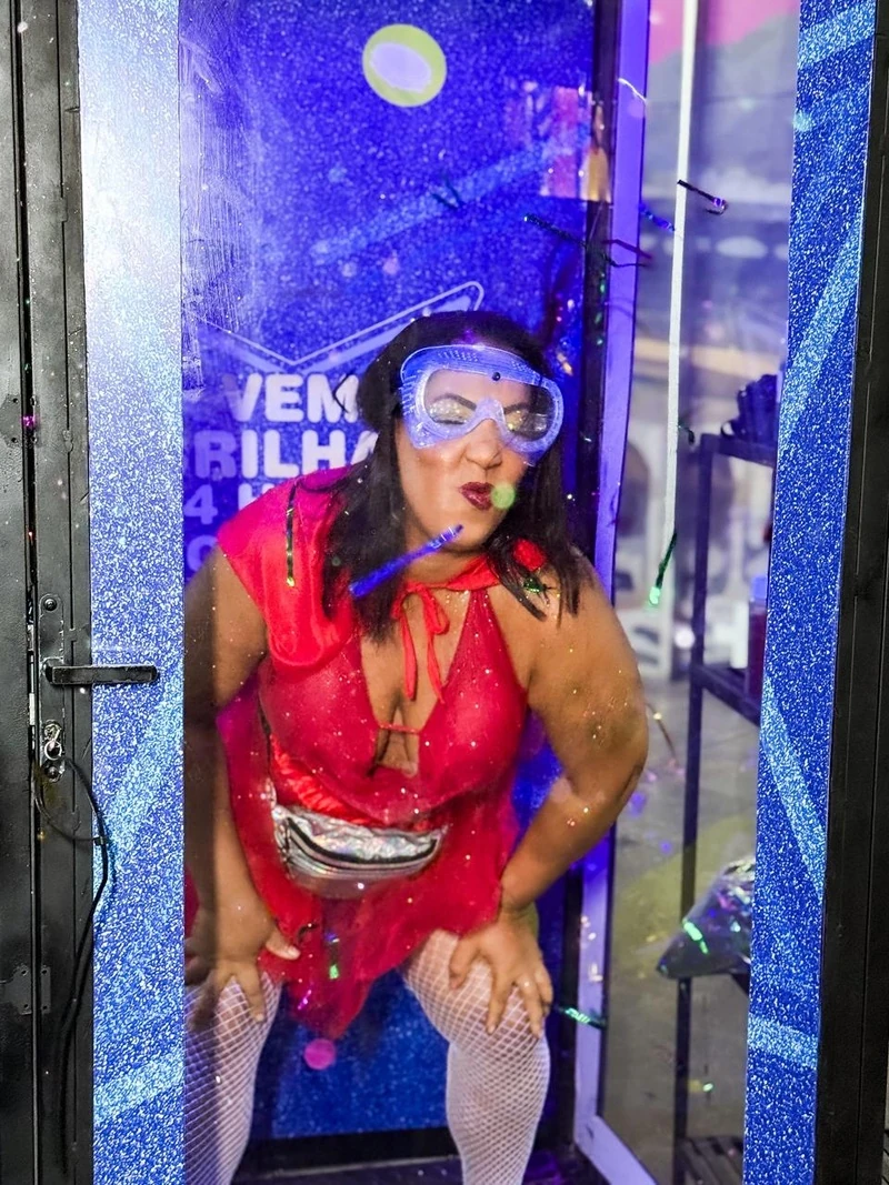 MetrôRio instala cabine de glitter na estação Carioca/Centro