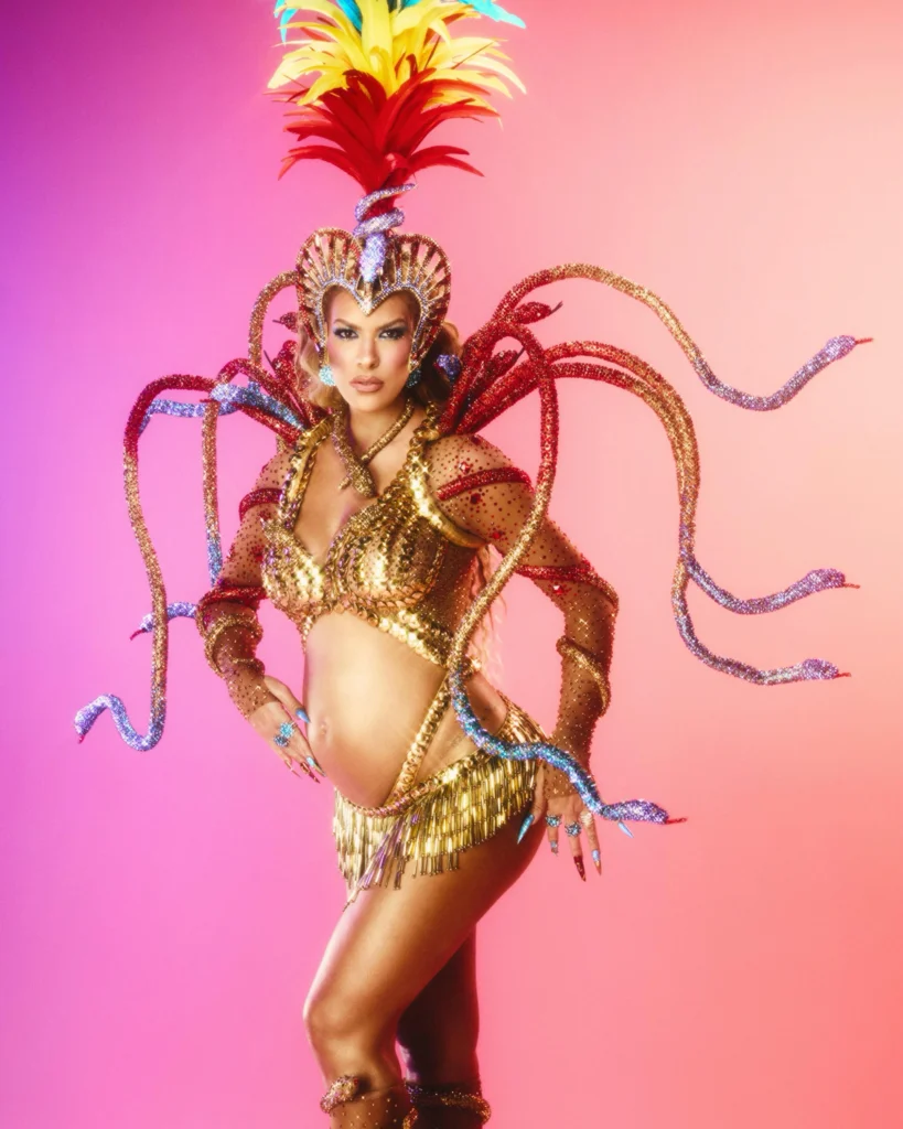 Lore Improta desfila grávida pela Viradouro como serpente Dangbé Lore Improta desfila grávida pela Viradouro como serpente Dangbé