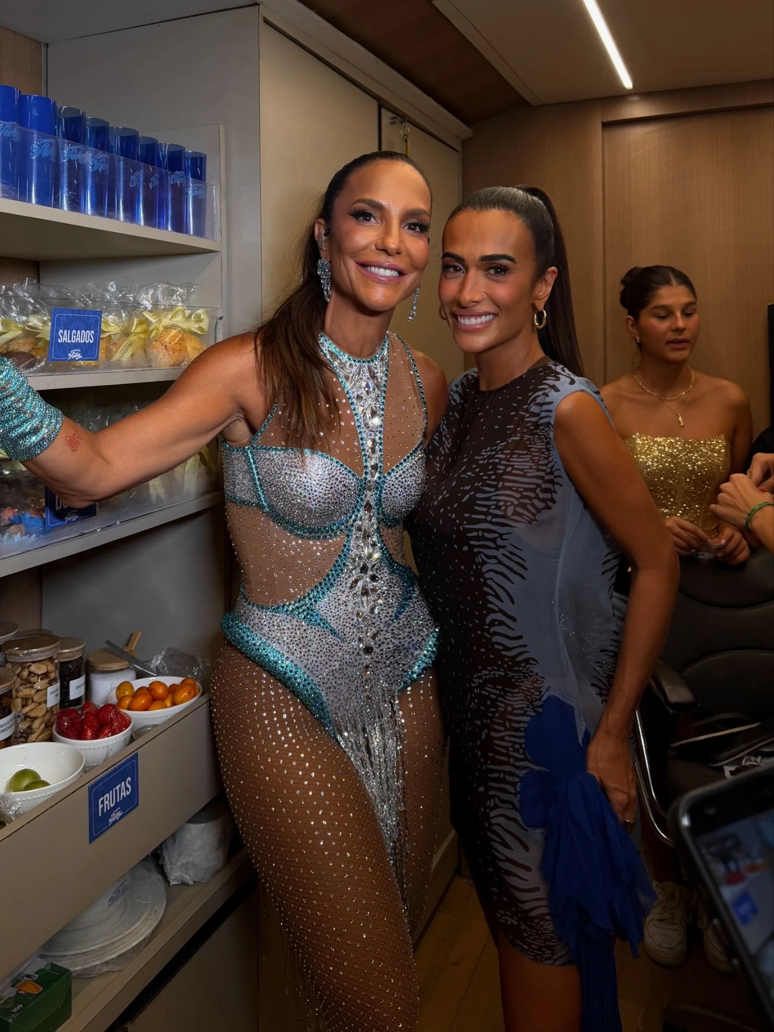Silvia Braz invade trio de Ivete no Bloco Coruja