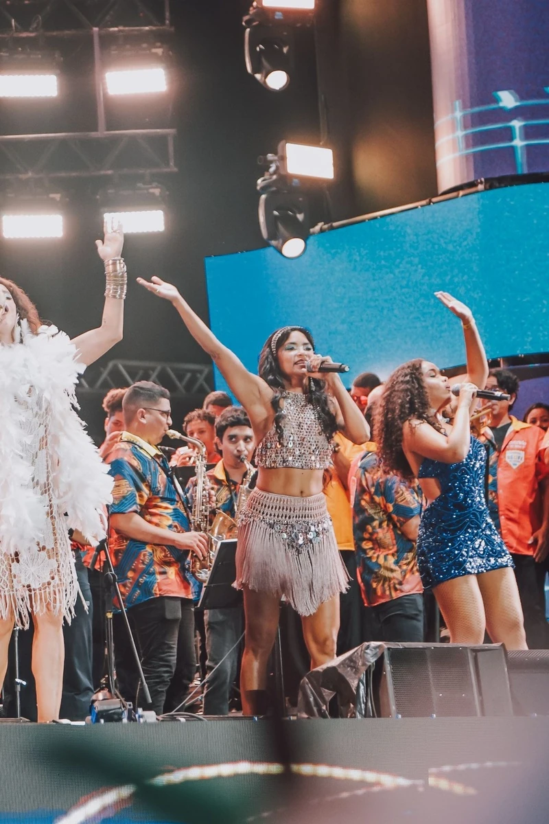 Lucy Alves brilha no Marco Zero com Maestro Spok e Orquestrão