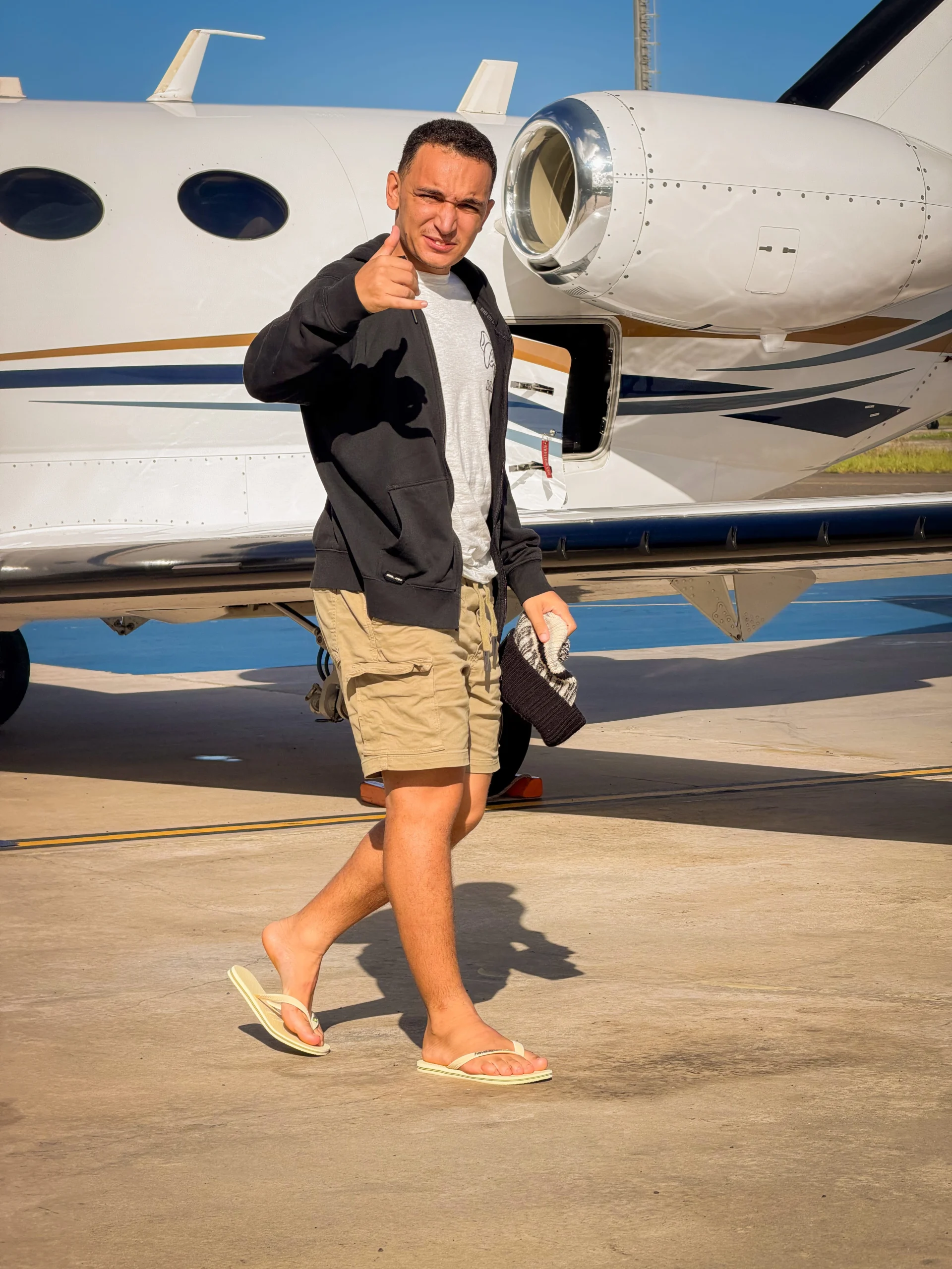 João Gomes desembarca de chinelo em Salvador para maratona de Carnaval 1 João Gomes desembarca de chinelo em Salvador para maratona de Carnaval