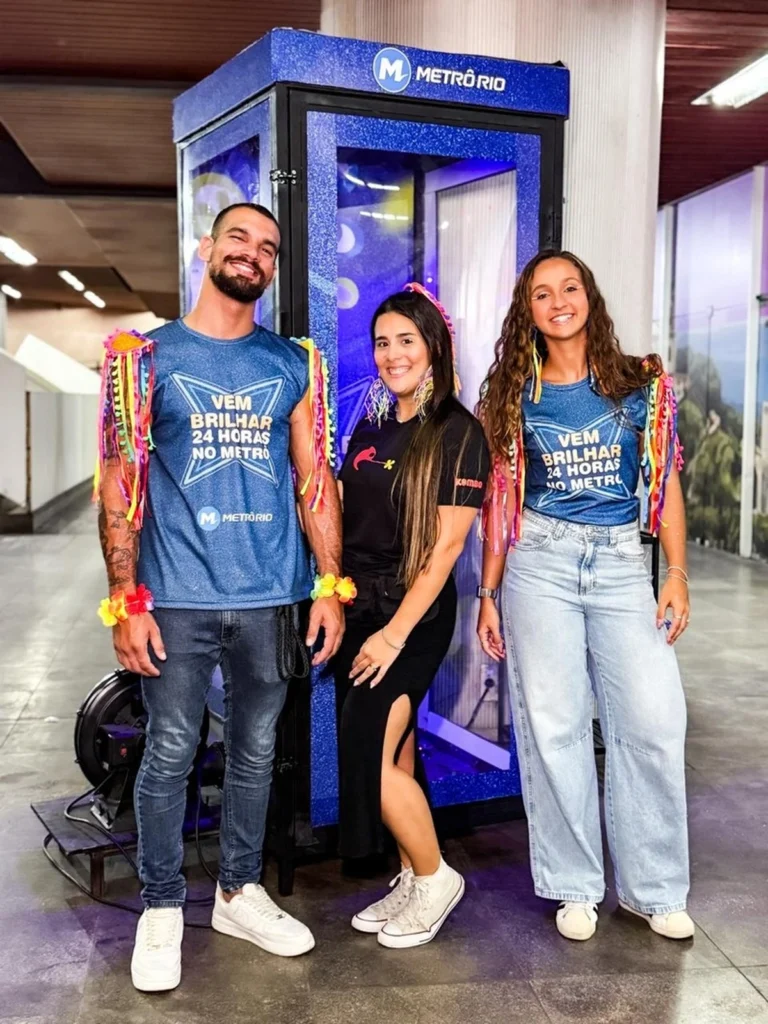 MetrôRio instala cabine de glitter na estação Carioca/Centro