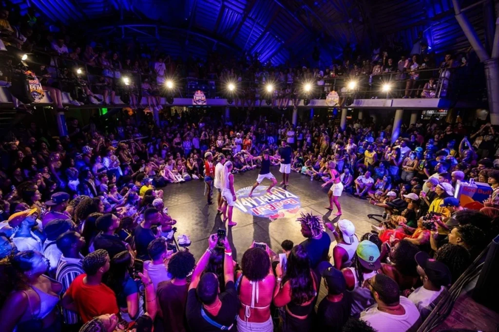 Passinho em trio invade o Circo Voador neste sábado