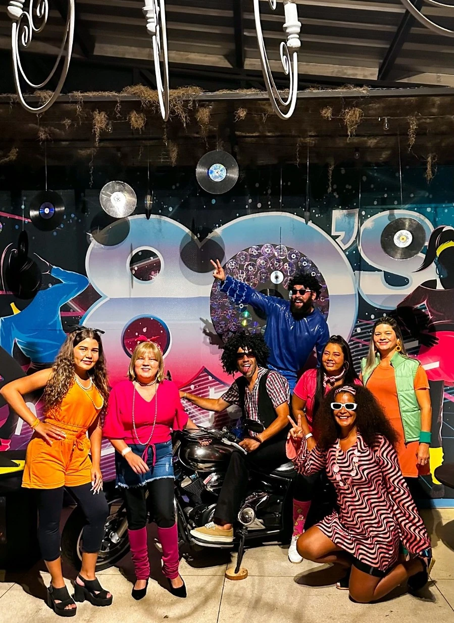 Vila Retrô ou Tropical: o verão vira festa no Vilarejo