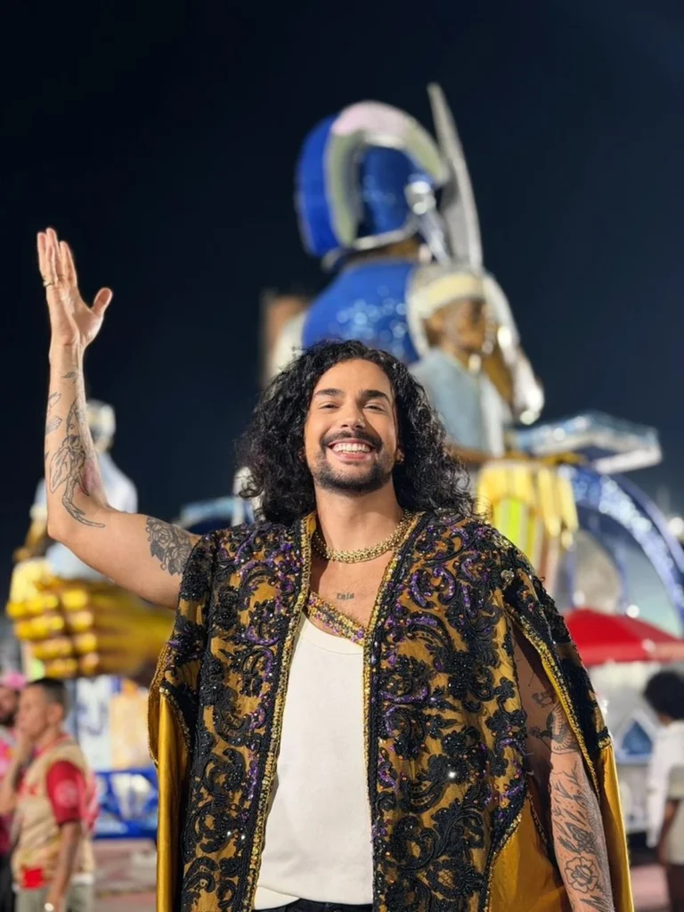 Vitor diCastro vira Walter Mercado no Carnaval