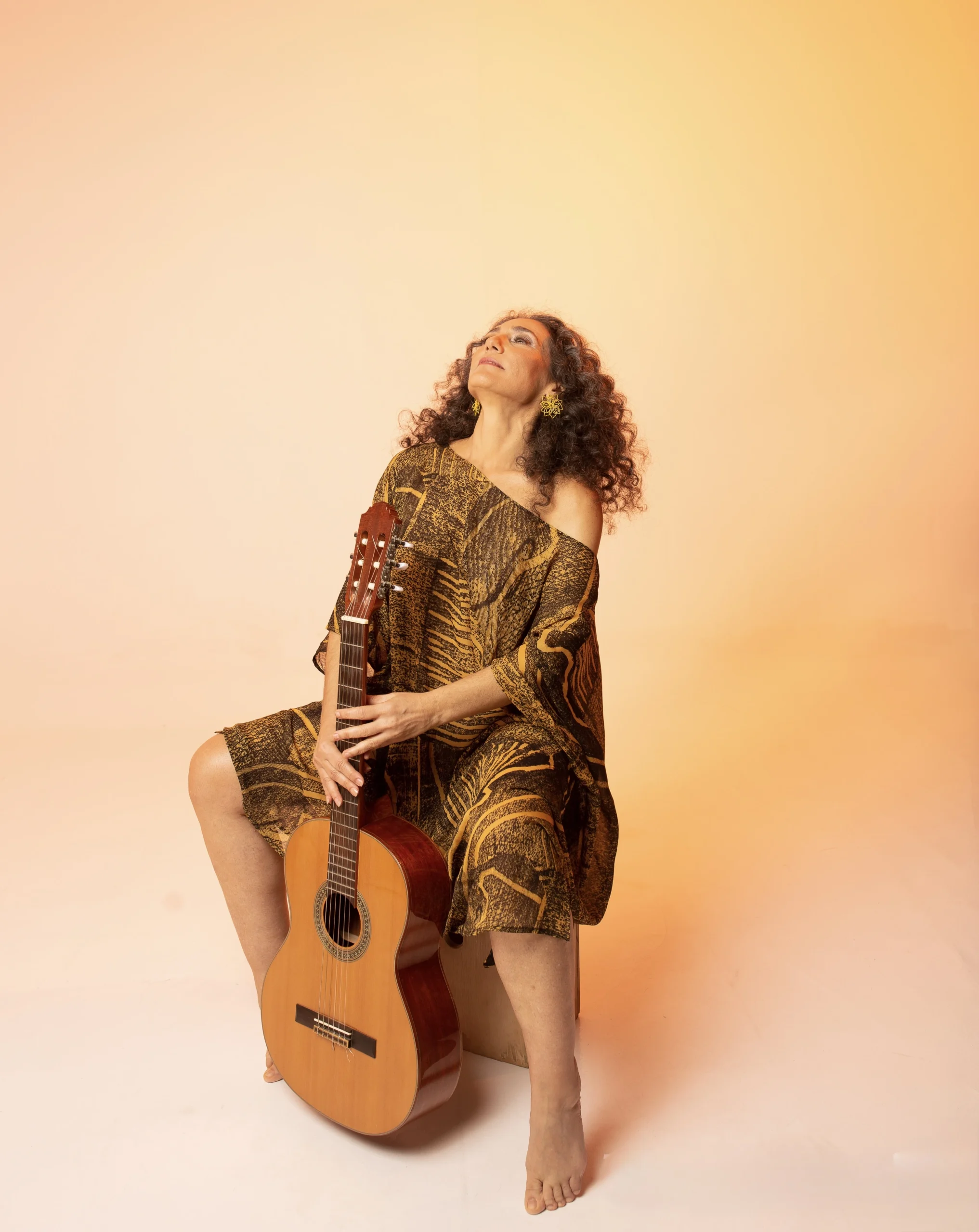 Badi Assad lanza álbum inédito y celebra 35 años de trayectoria