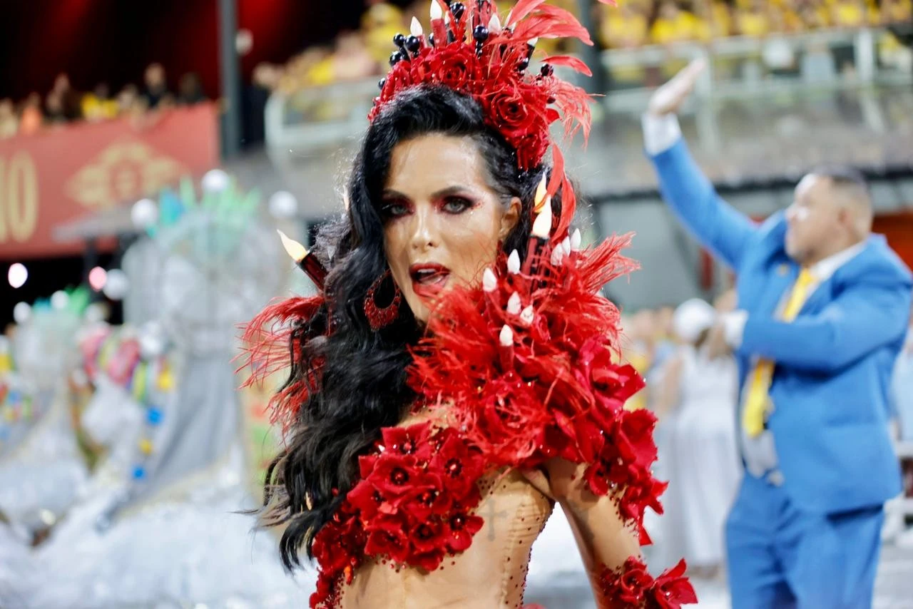 Carla Prata acende velas em fantasia e emociona Tucuruvi 1 Carla Prata acende velas em fantasia e emociona Tucuruvi