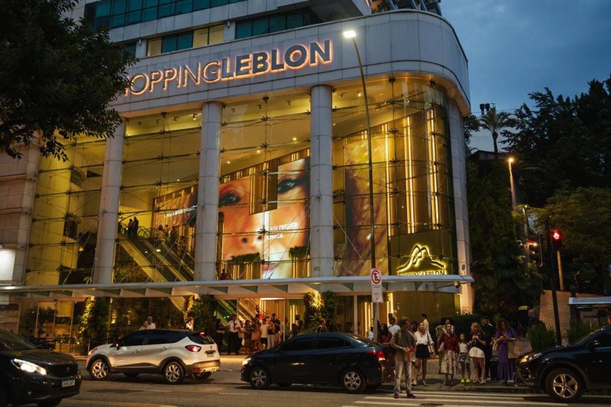 Painel LED gigante transforma entrada do Shopping Leblon