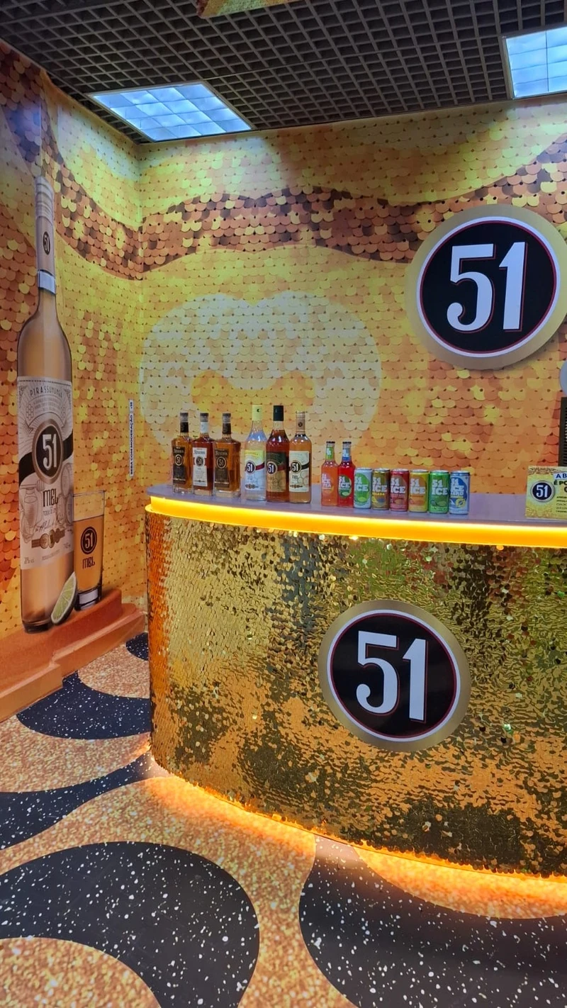 Cachaça 51 leva samba e caipirinha aos aeroportos do Rio