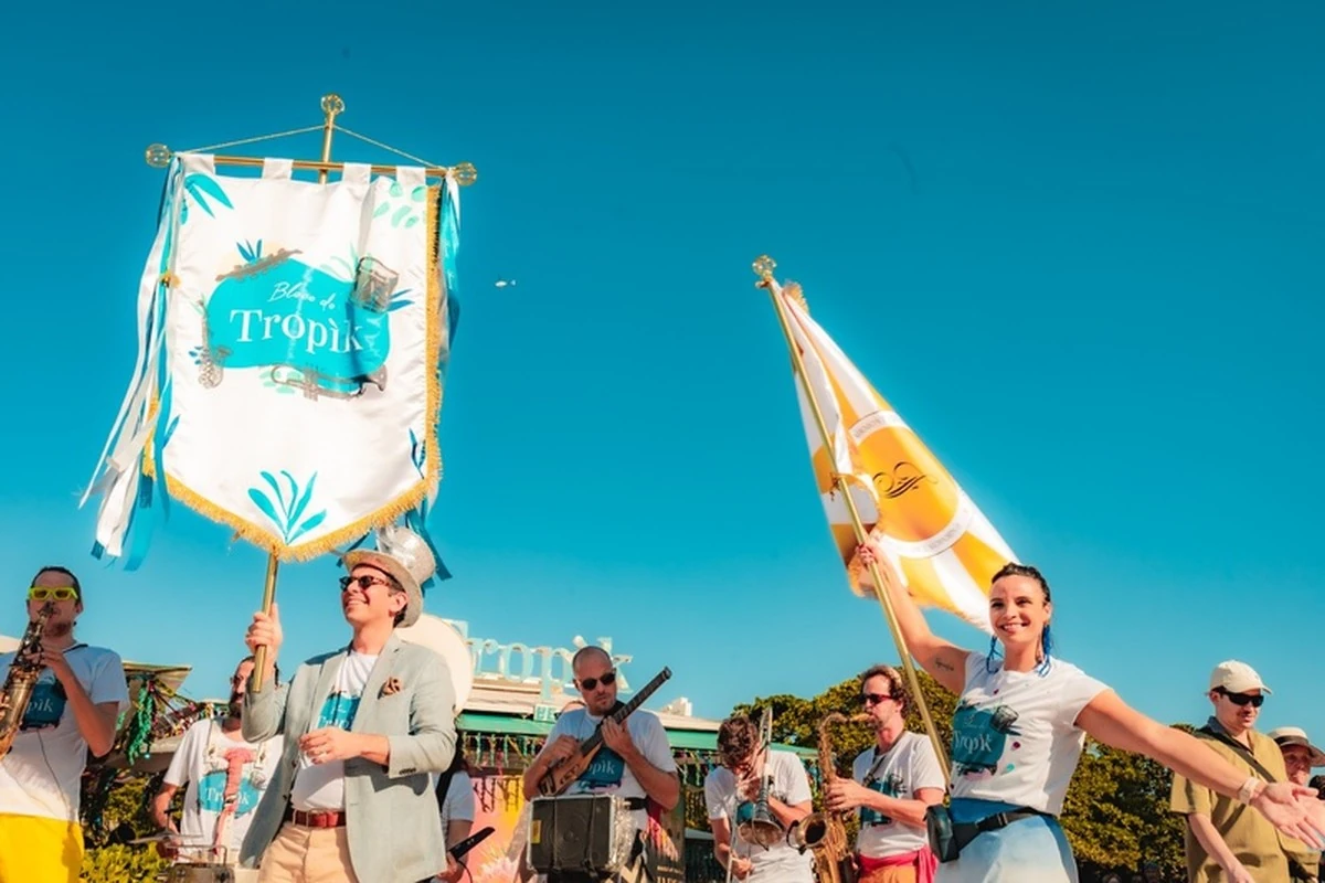 Bloco do Tropik redefine carnaval na areia