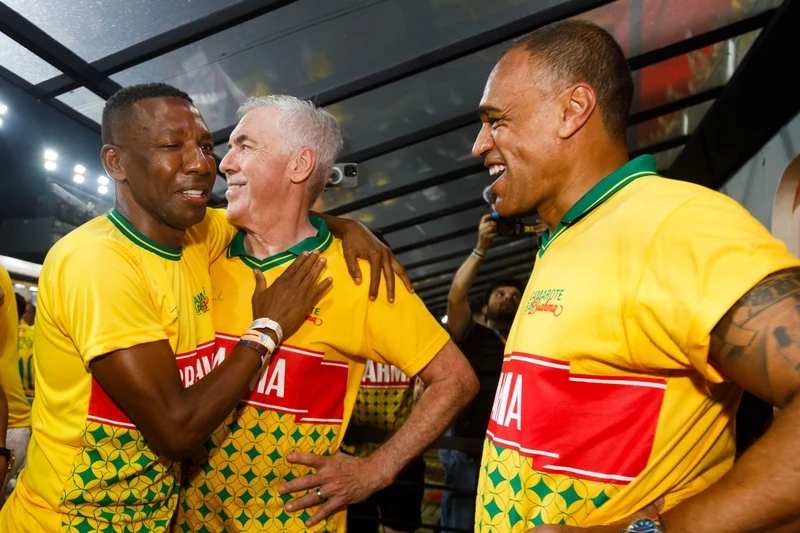 Ancelotti encontra ídolos da Seleção no Carnaval paulista 2 Ancelotti encontra ídolos da Seleção no Carnaval paulista