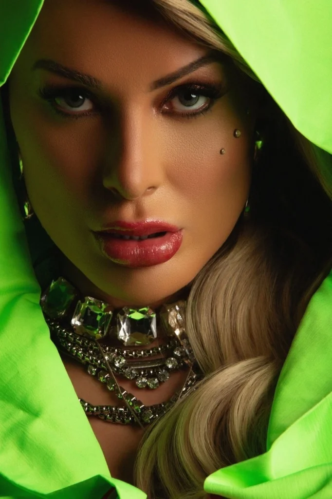 Andressa Urach estreia na Sapucaí com fantasia de 4 kg