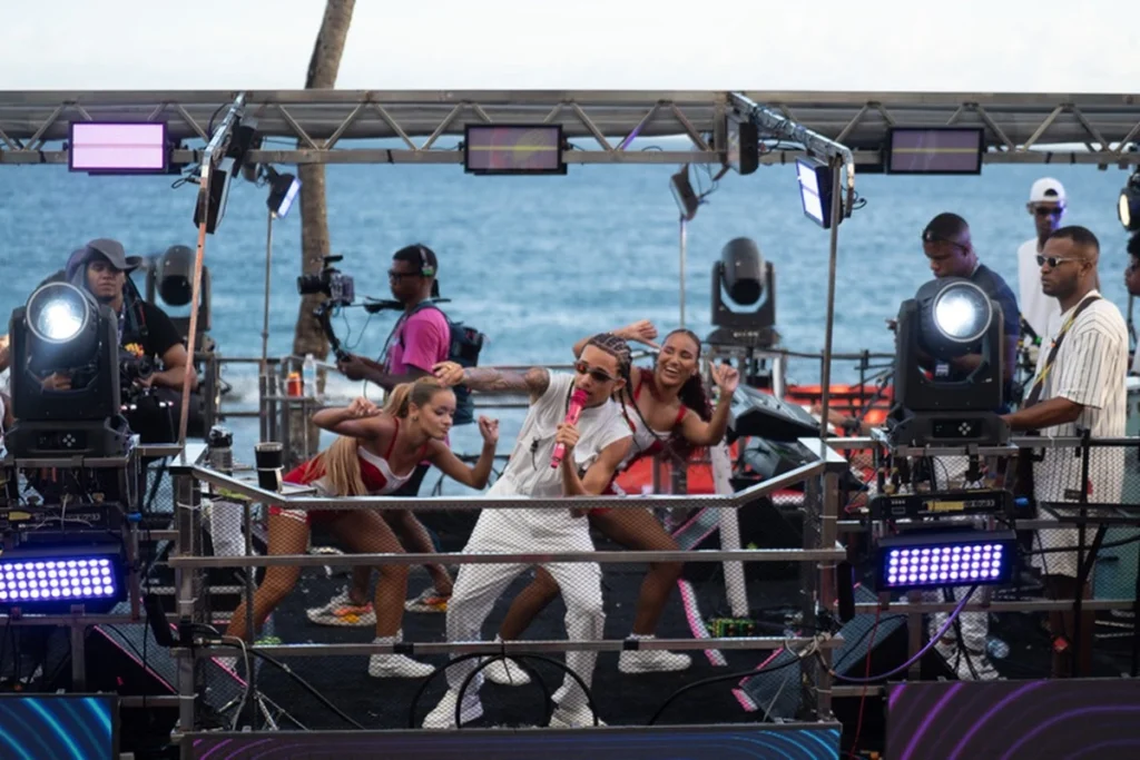 Theuzinho comanda trio elétrico pela primeira vez no Carnaval de Salvador