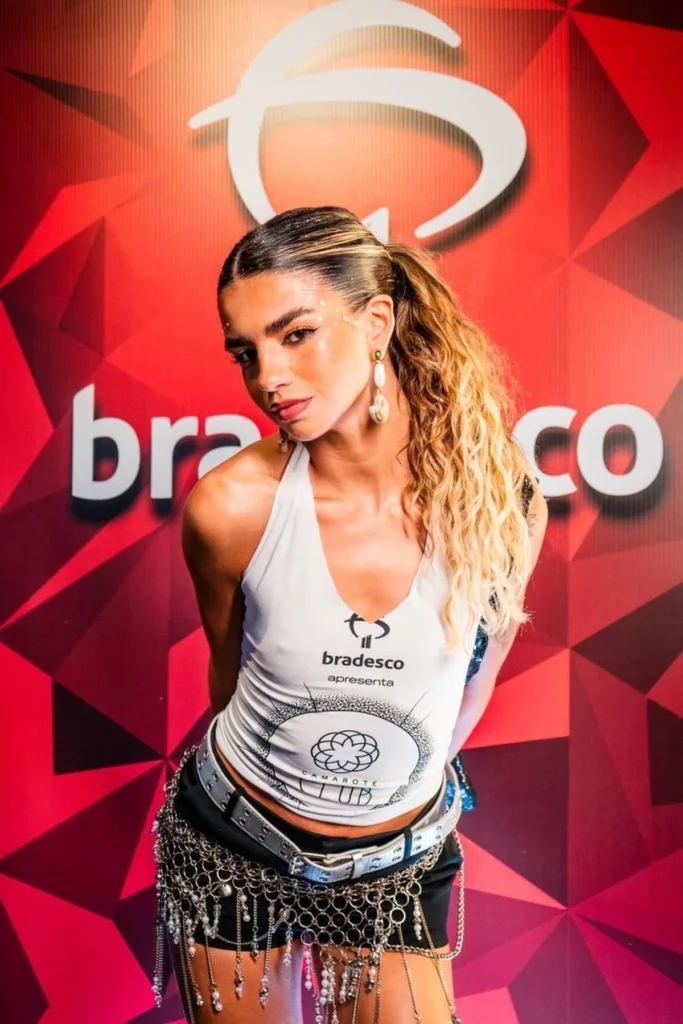 Klara Castanho e Cris Vianna curtem noite esgotada no Camarote Club