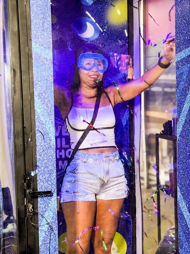 MetrôRio instala cabine de glitter na estação Carioca/Centro