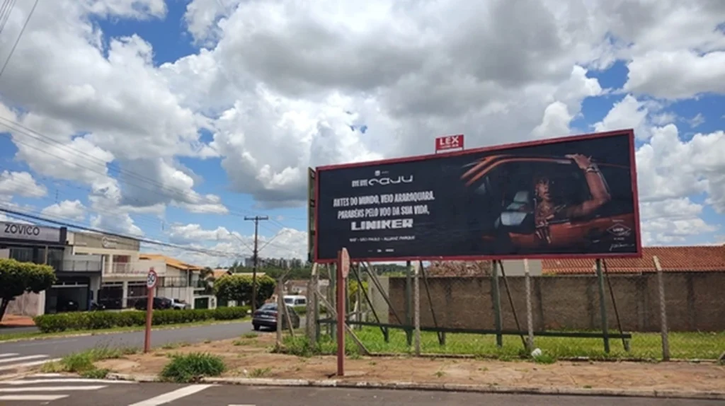 Araraquara acorda com 40 outdoors celebrando Liniker