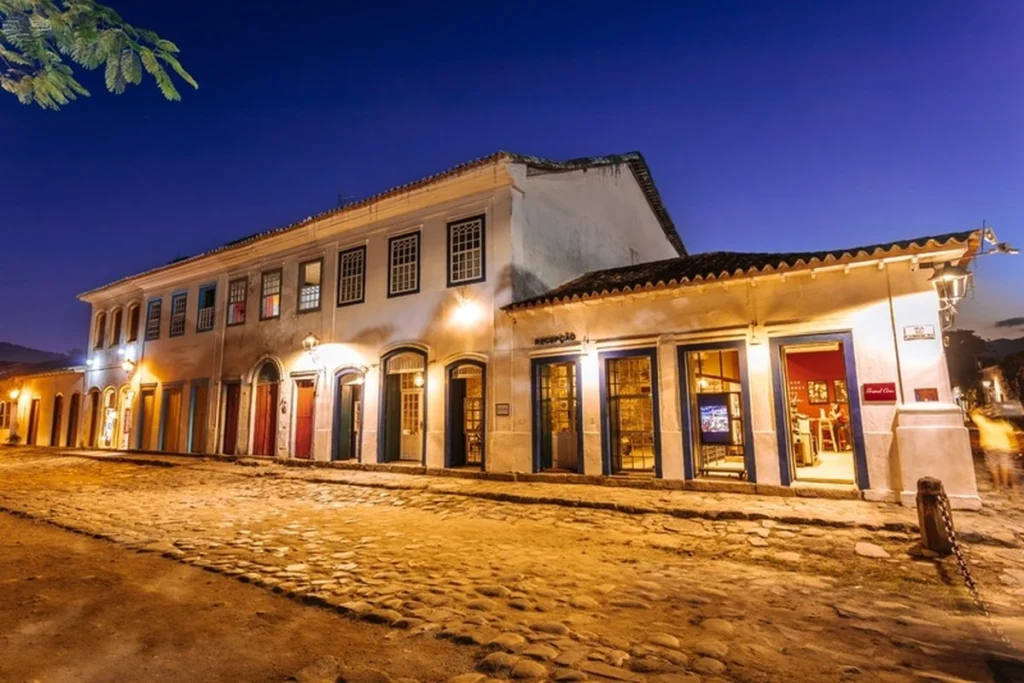 Carnaval 2026 em Paraty: Pousada no Coração da Folia