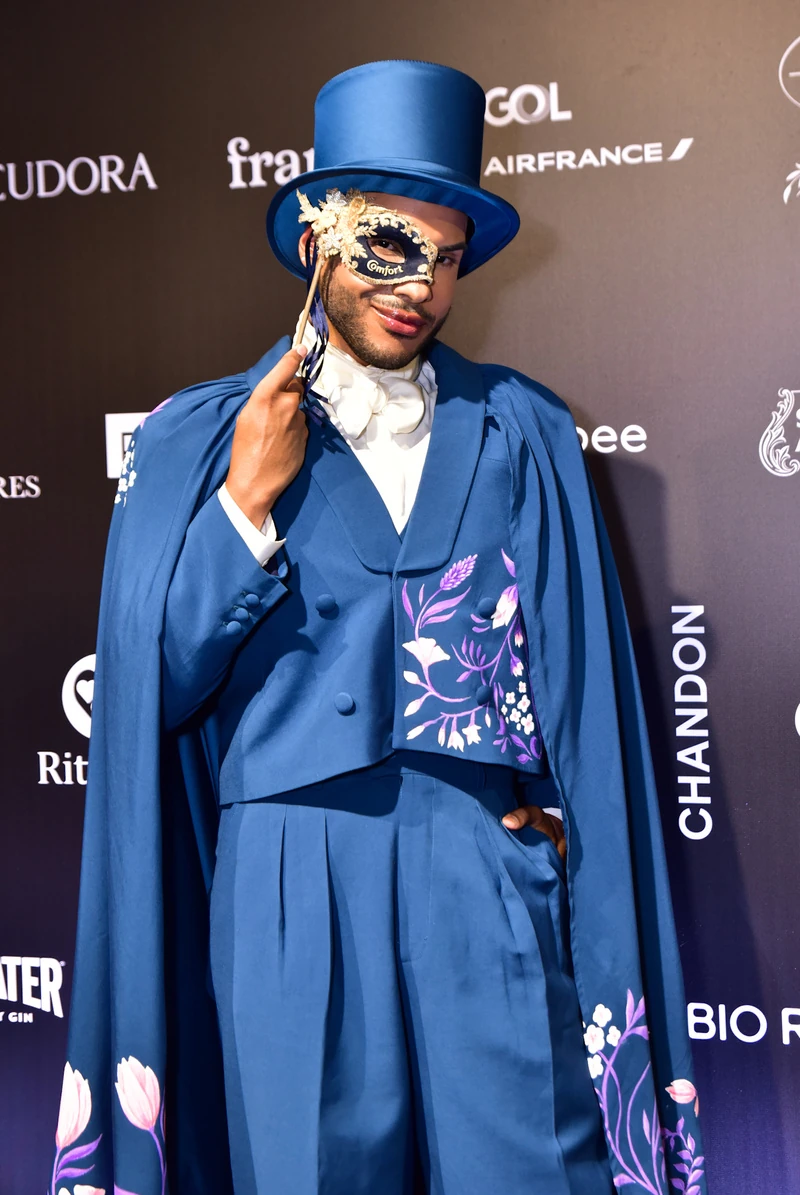 Comfort leva Bridgerton ao Baile da Vogue com performance