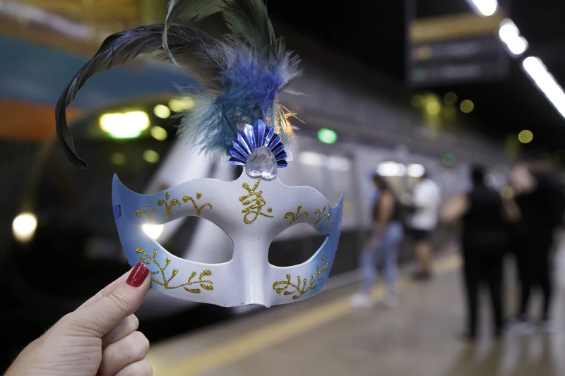MetrôRio funciona 24 horas no Carnaval 2026: veja horários