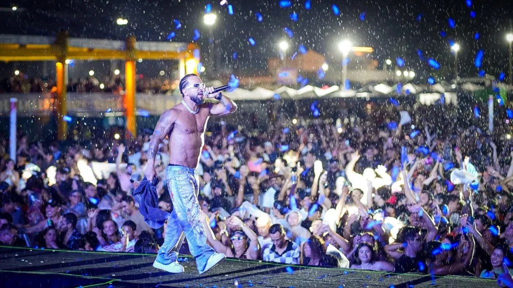 60 mil foliões lotam Arena do Paracuru Folia sob chuva