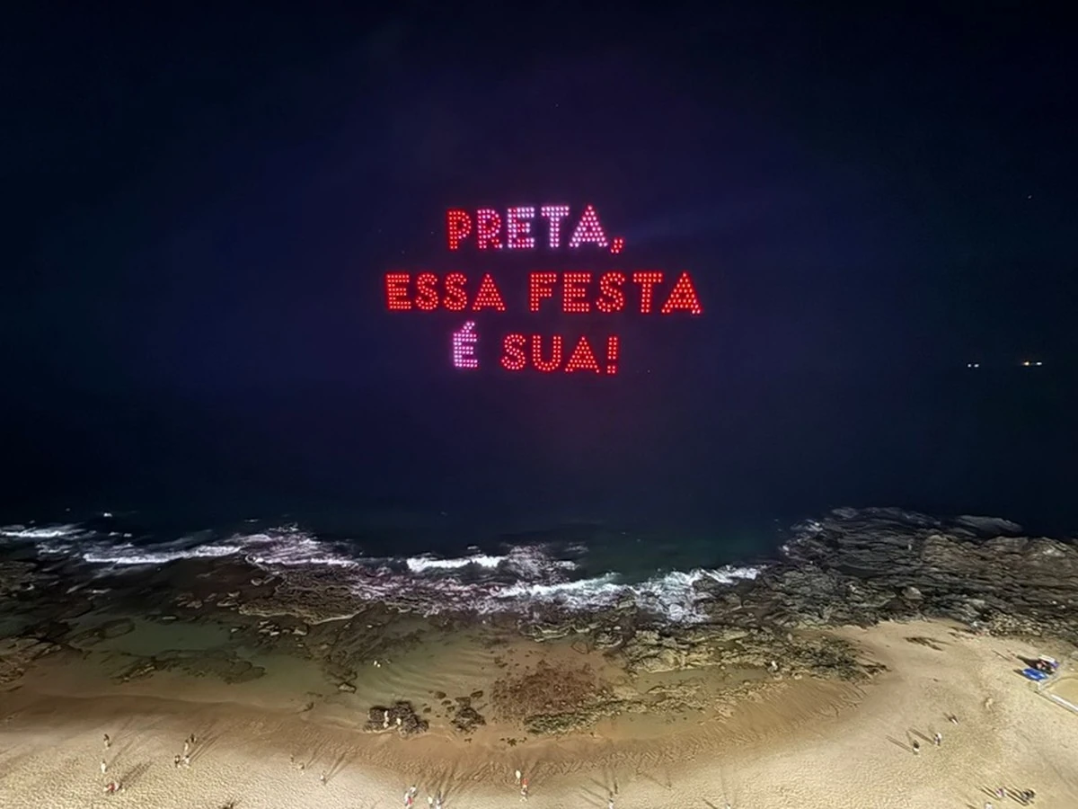 600 drones iluminam céu de Salvador em tributo a Preta Gil