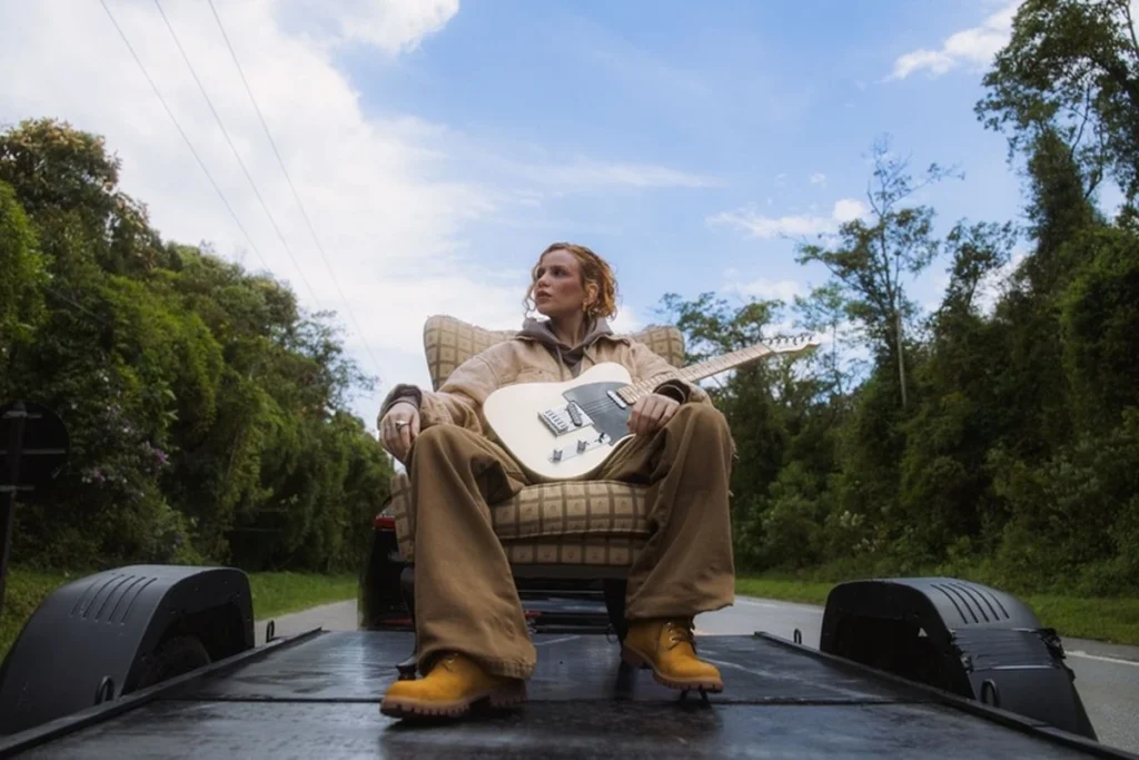 Carol Biazin retoma turnê acústica de sucesso pelo Brasil