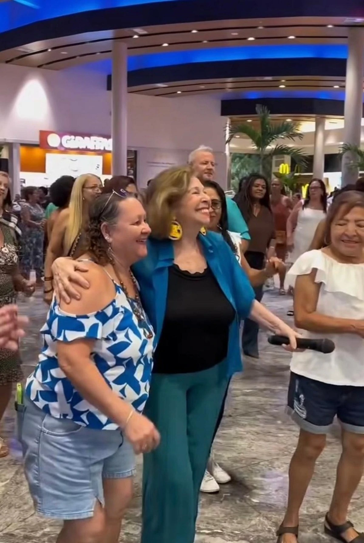 Baile da Helô anima idosos com música e prêmios no Shopping Grande Rio