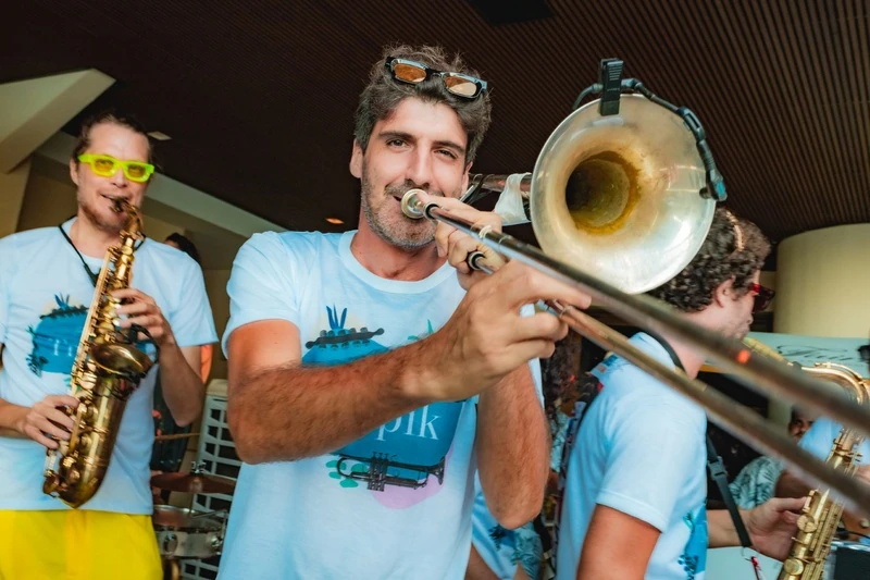Bloco do Tropik redefine carnaval na areia