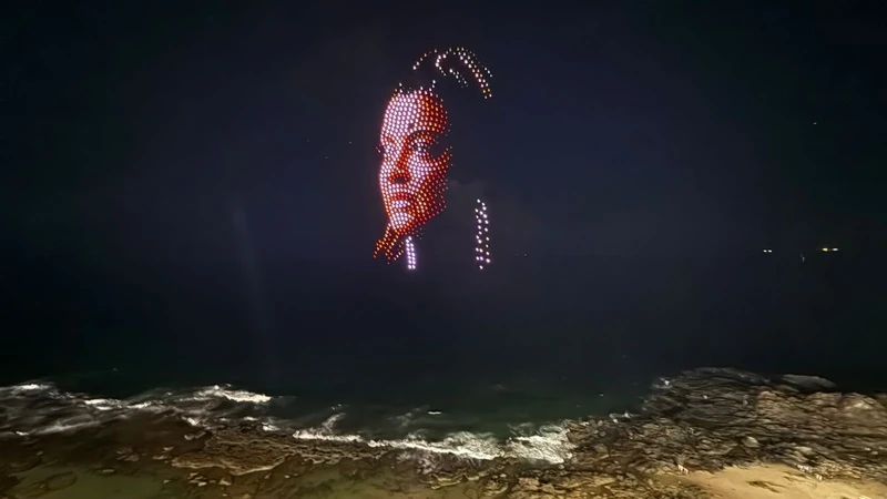 600 drones iluminam céu de Salvador em tributo a Preta Gil