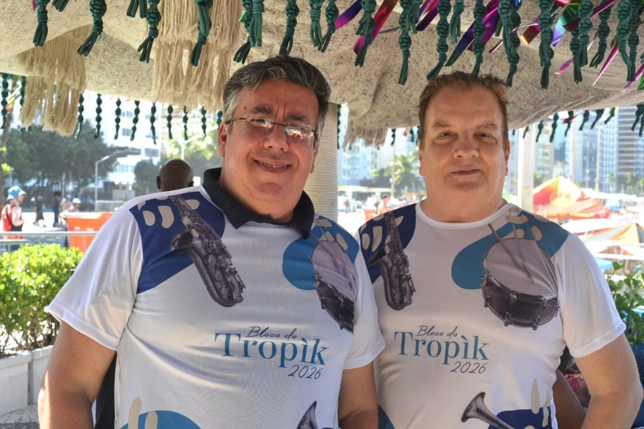 Bloco do Tropik reúne 200 foliões na orla de Copacabana