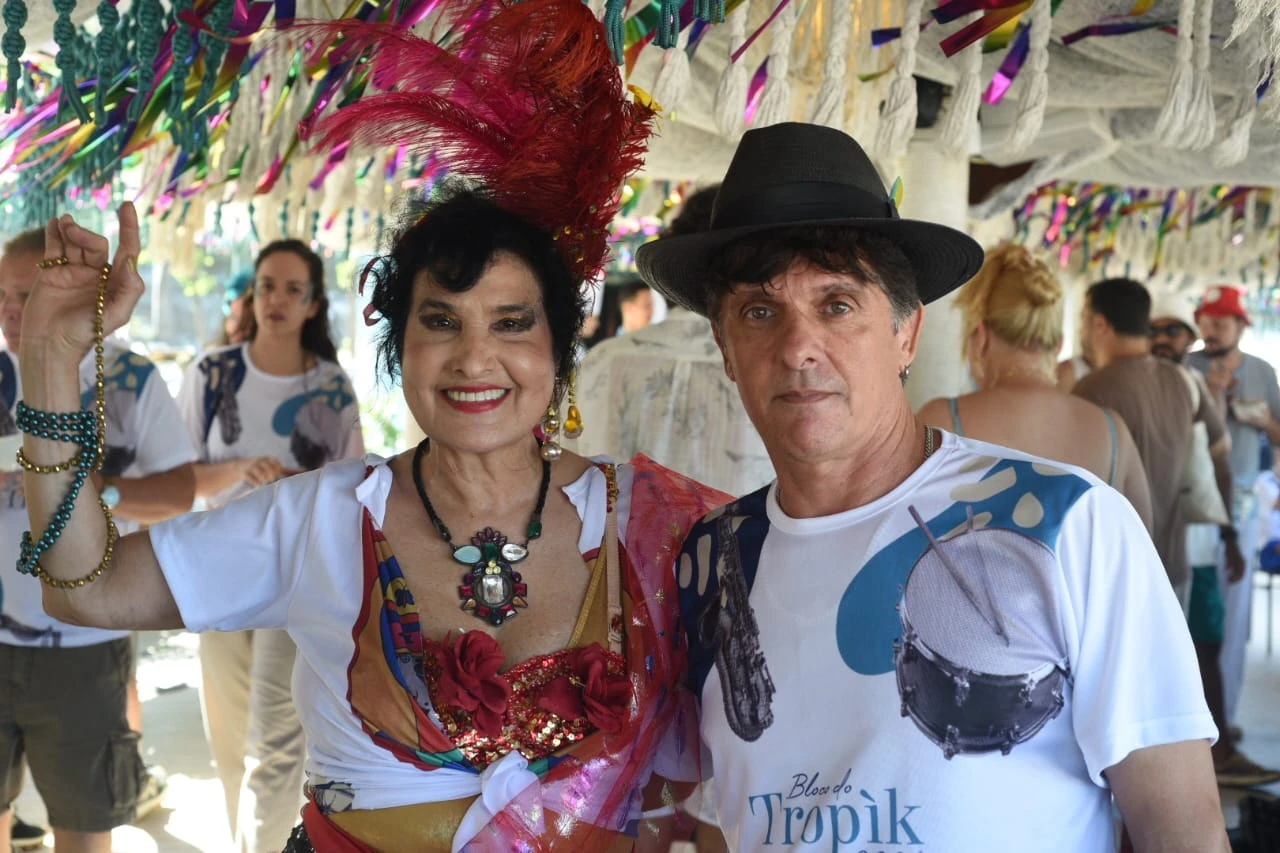 Bloco do Tropik reúne 200 foliões na orla de Copacabana