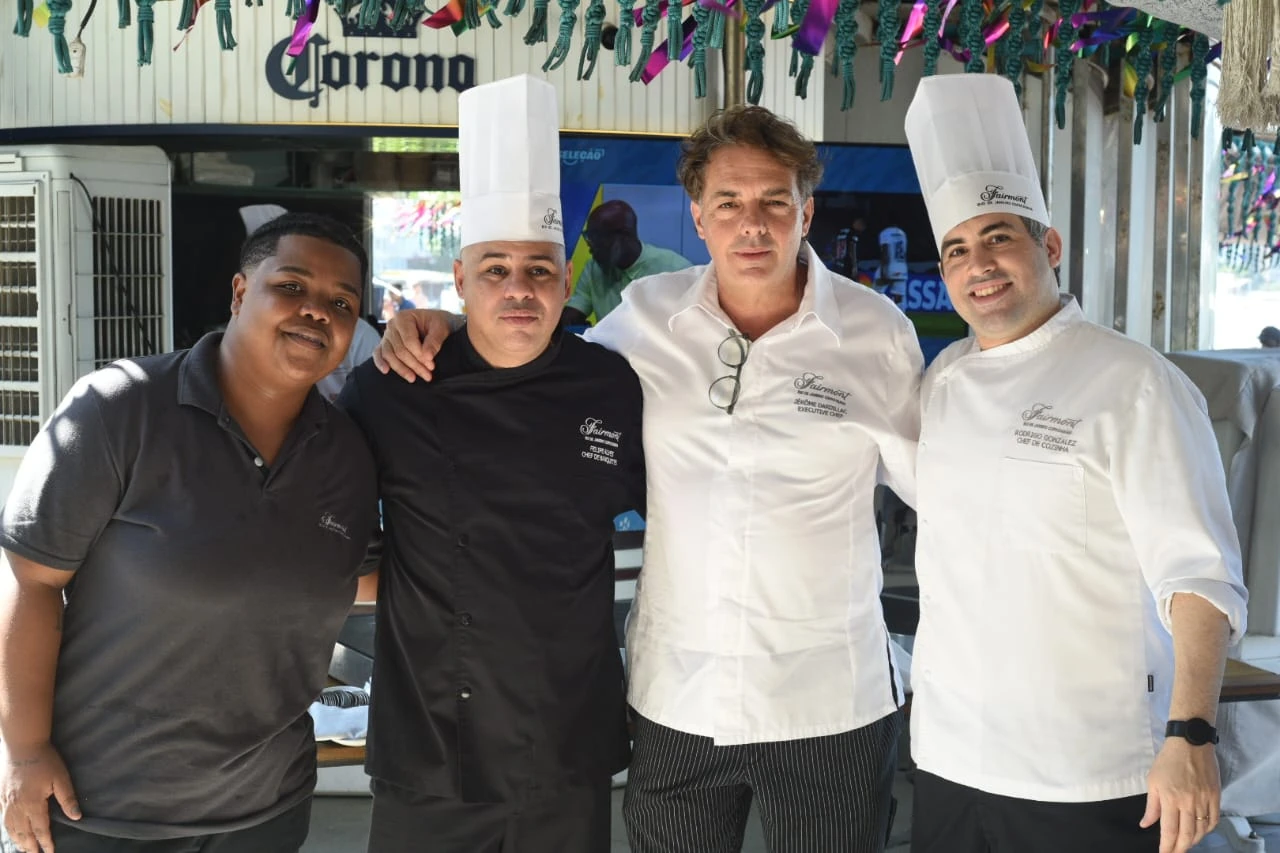 Bloco do Tropik reúne 200 foliões na orla de Copacabana