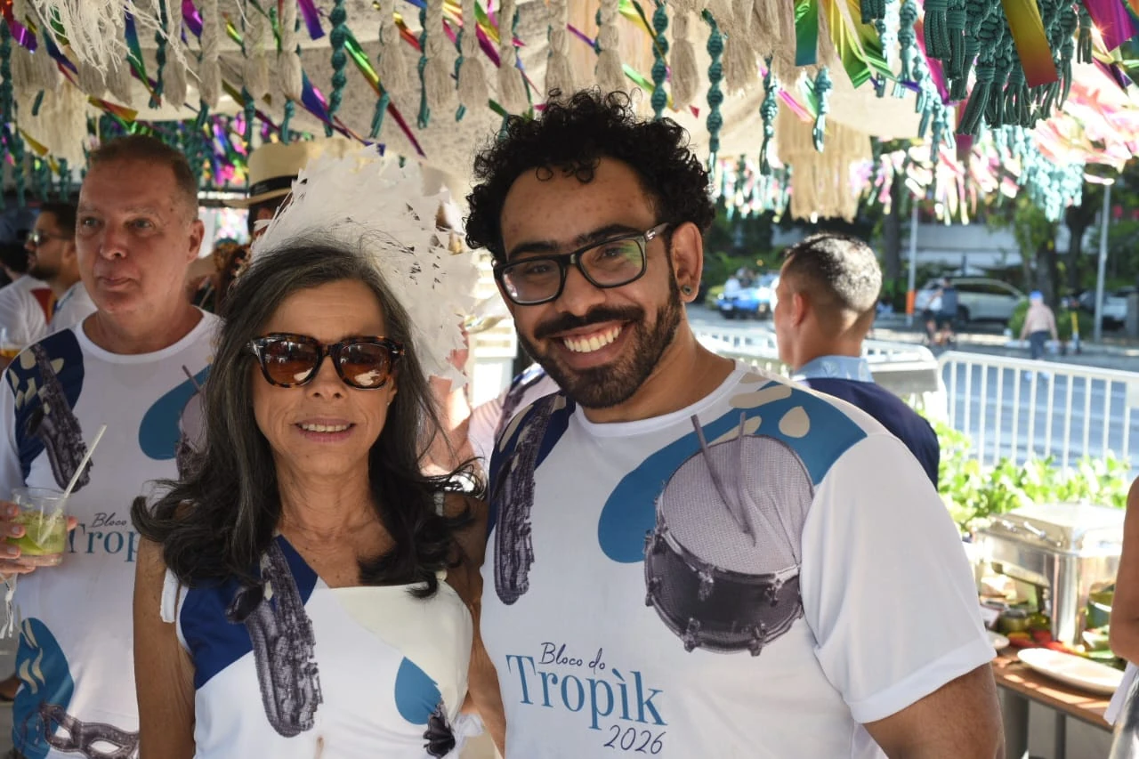 Bloco do Tropik reúne 200 foliões na orla de Copacabana