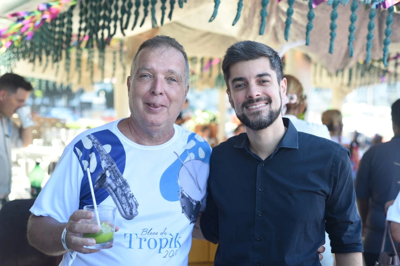 Bloco do Tropik reúne 200 foliões na orla de Copacabana