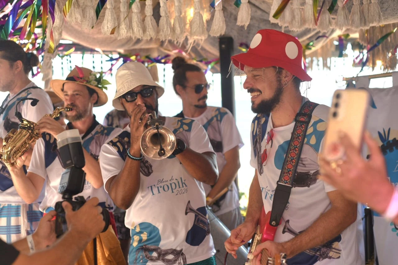 Bloco do Tropik reúne 200 foliões na orla de Copacabana