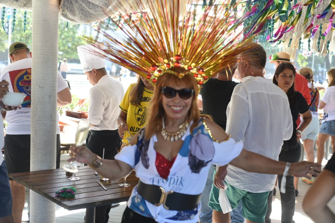 Bloco do Tropik reúne 200 foliões na orla de Copacabana