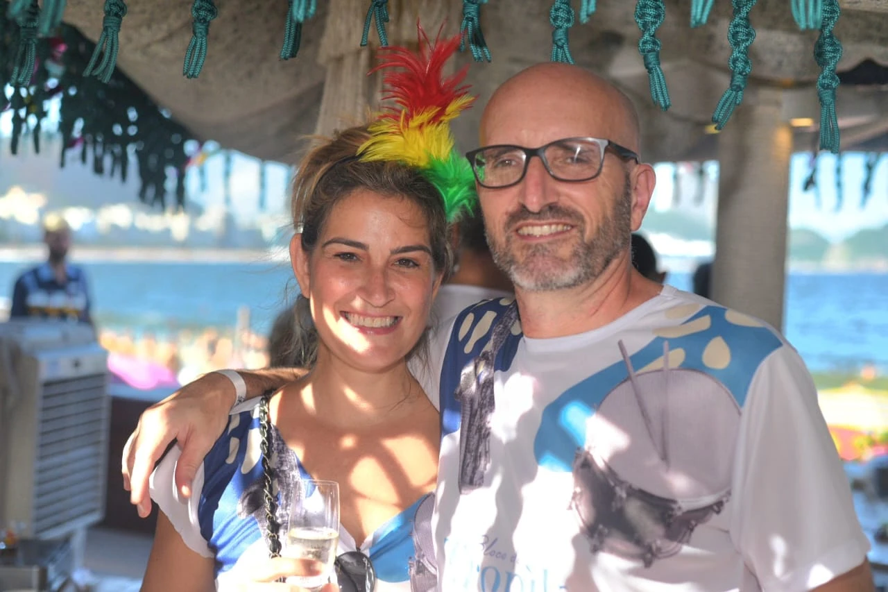 Bloco do Tropik reúne 200 foliões na orla de Copacabana