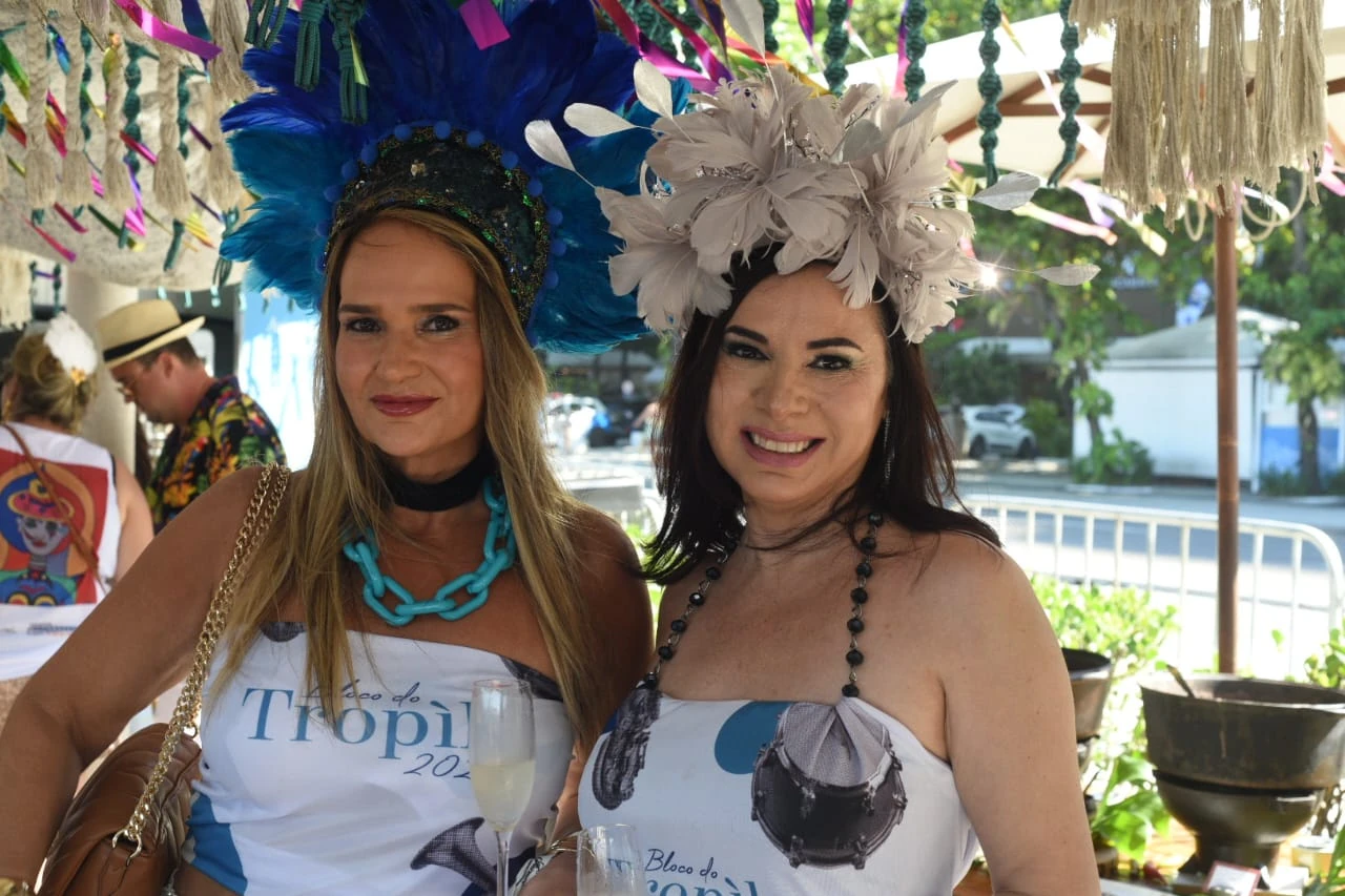 Bloco do Tropik reúne 200 foliões na orla de Copacabana