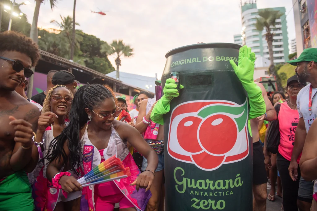 Ivete leva “sobrino” viral para trio do Coruja em Salvador Ivete leva “sobrino” viral para trio do Coruja em Salvador