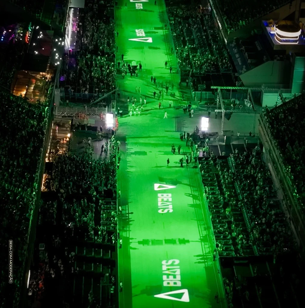 Anitta inaugura Carnaval com projeção inédita na Sapucaí Anitta inaugura Carnaval com projeção inédita na Sapucaí