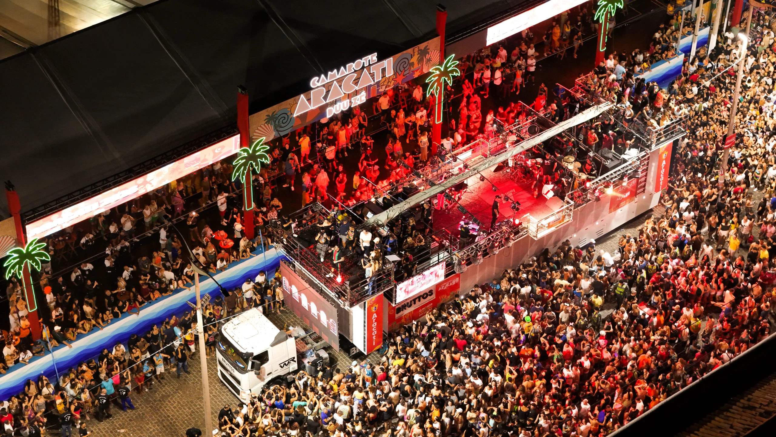 Mais de 100 mil pessoas tomam avenida do Carnaval de Aracati