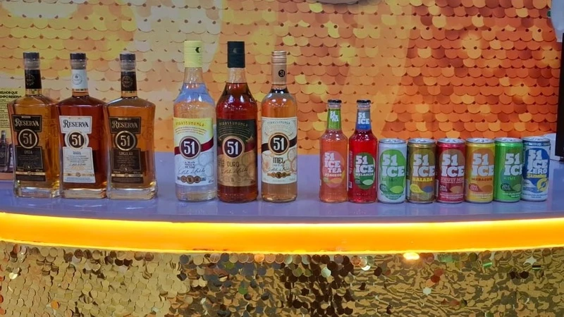 Cachaça 51 leva samba e caipirinha aos aeroportos do Rio