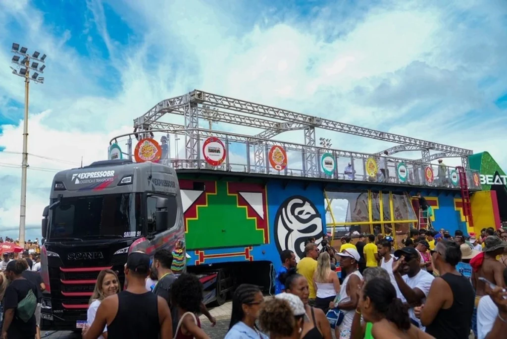 Carlinhos Brown transforma Quarta-feira de Cinzas em dia de luz e inovação Carlinhos Brown transforma Quarta-feira de Cinzas em dia de luz e inovação