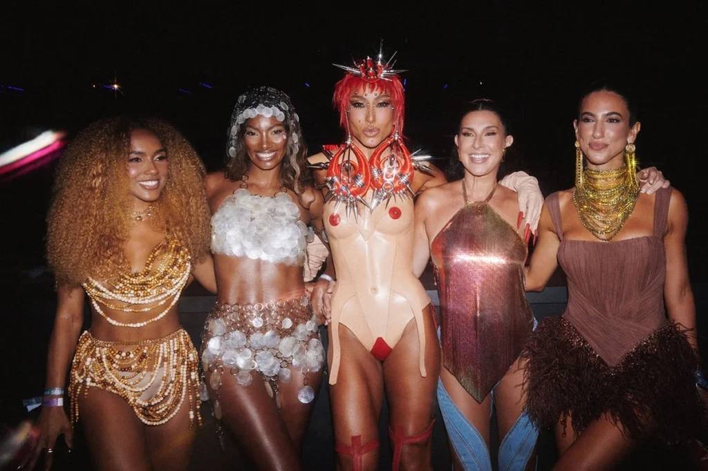 Sabrina Sato reúne famosos em noite de samba e glamour no Rio