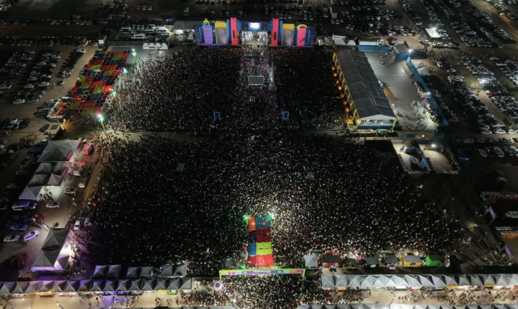 Wesley Safadão leva 70 mil foliões à loucura no Ceará Wesley Safadão leva 70 mil foliões à loucura no Ceará